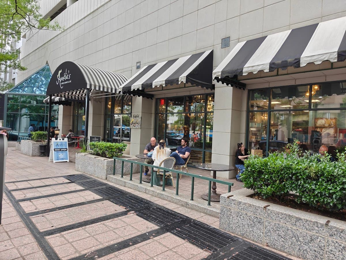 Wedding cake by Amélie's Uptown | French Bakery & Cafe