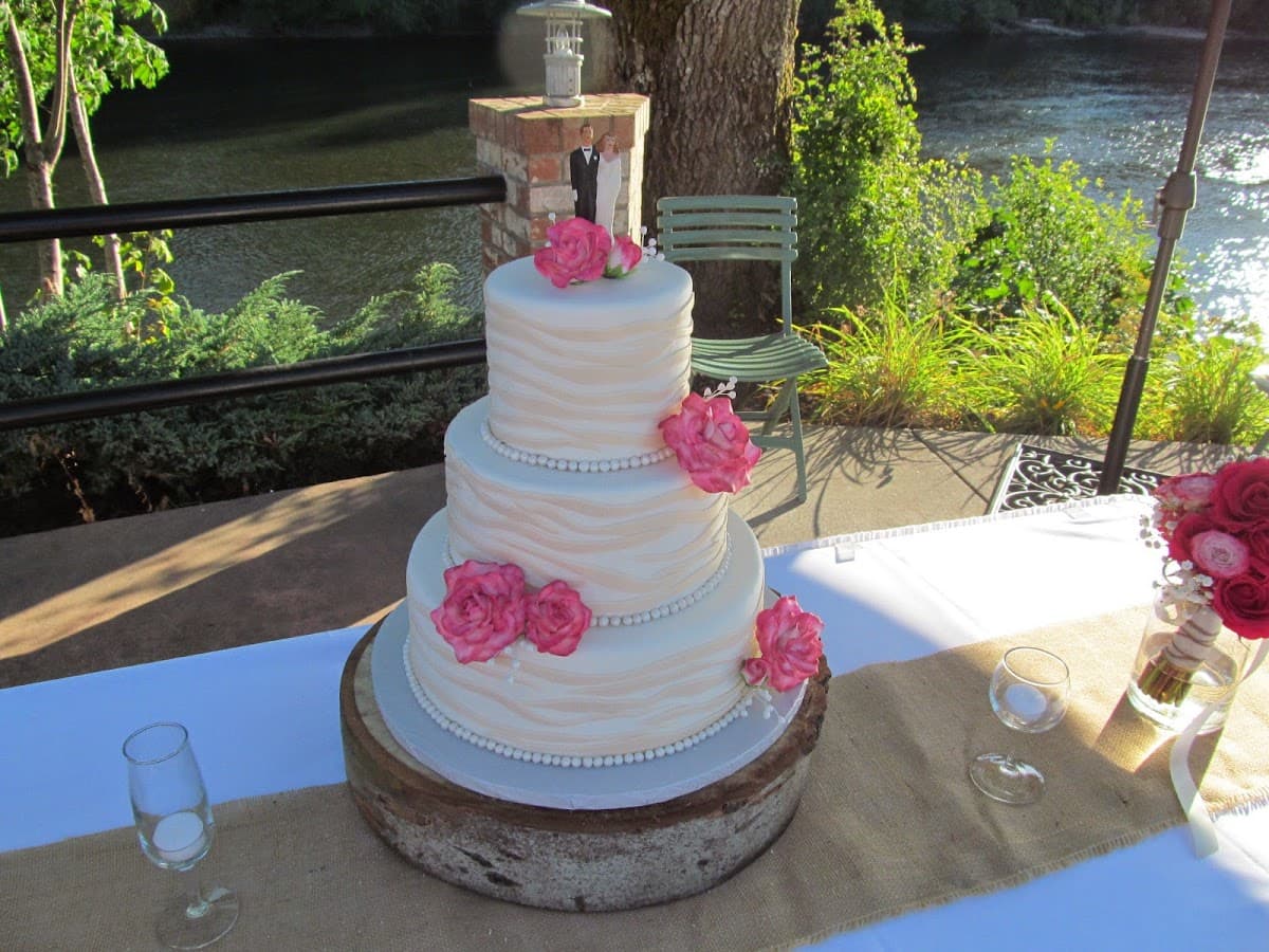 Wedding cake by Serious Cake