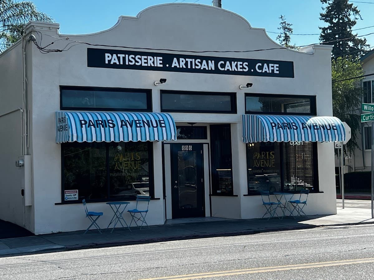 Wedding cake by Paris Avenue