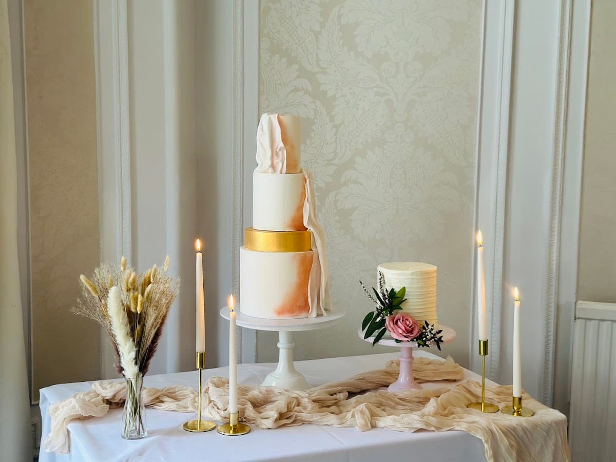 Wedding cake by Sweet Little Things