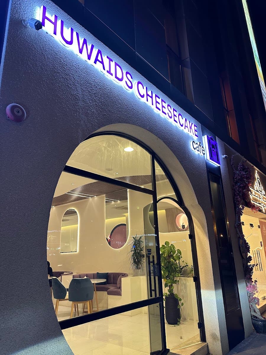 Wedding cake by Huwaids Cheesecake