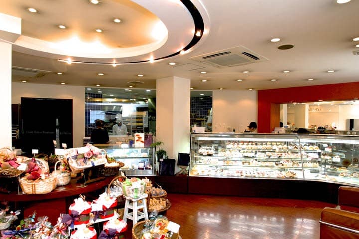Wedding cake by LE PINEAU Tamatsukuri Store
