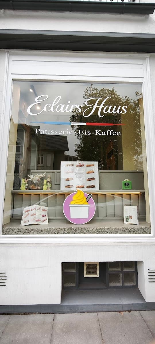 Wedding cake by EclairsHaus