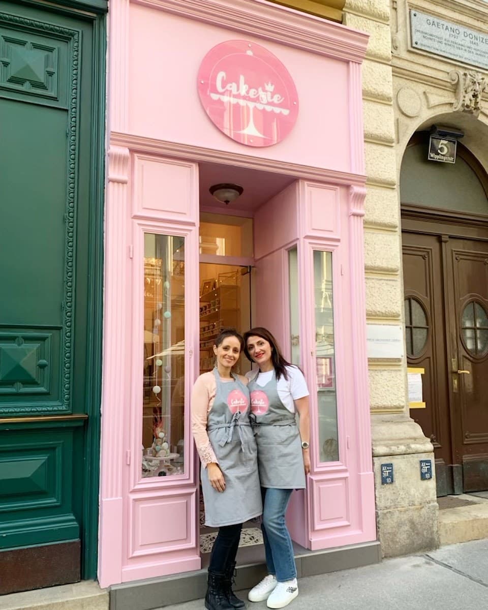 Wedding cake by Cakesie Store