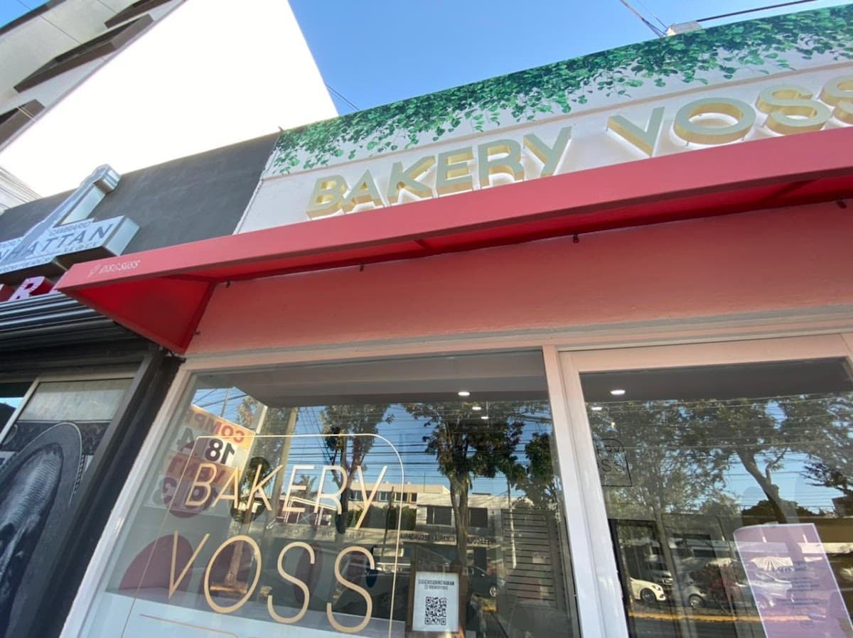 Wedding cake by Voss Bakery