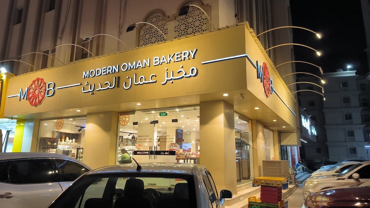 Wedding cake by Modern Oman Bakery, Al Khuwair