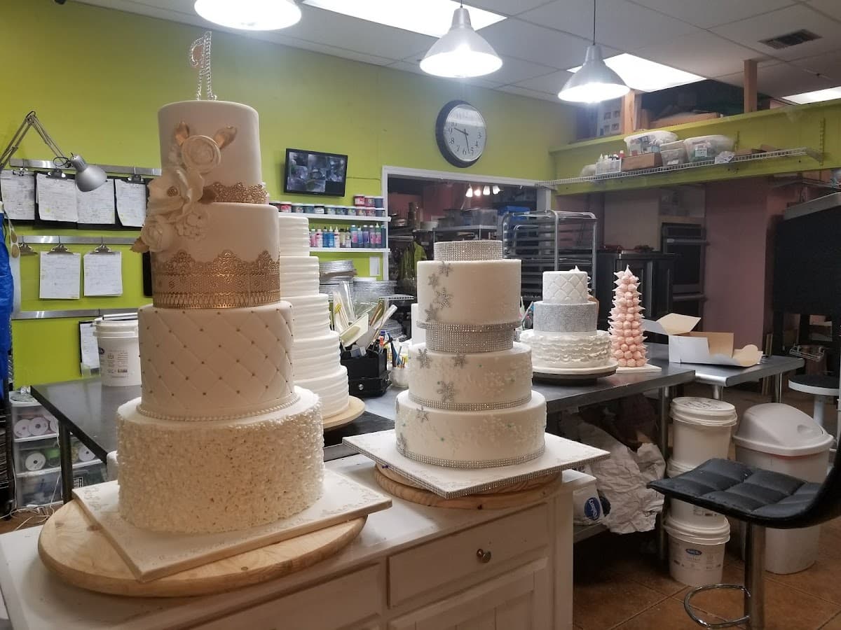 Wedding cake by Todo Dulces Custom Cake & Dessert Studio