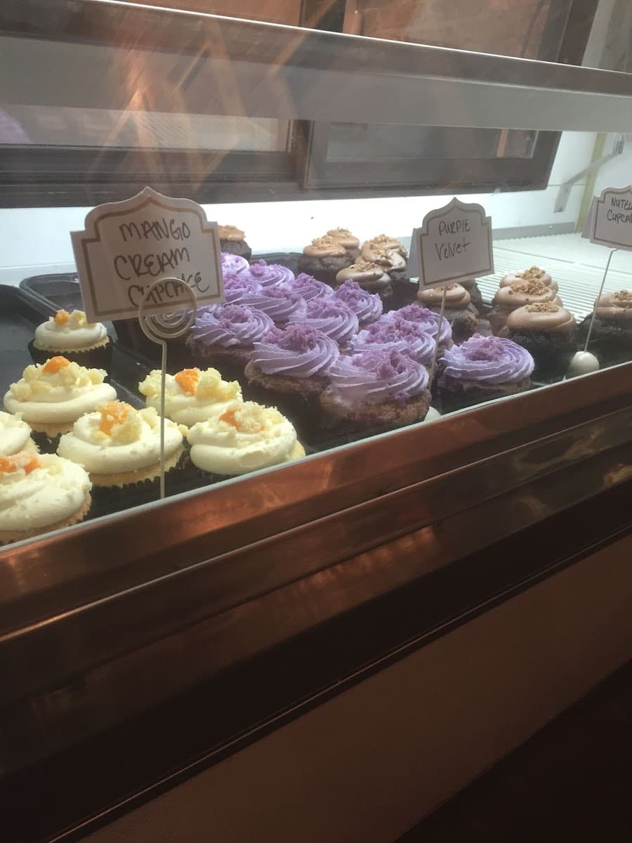 Wedding cake by Jennivee's Bakery & Cafe