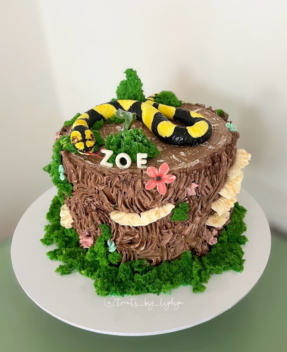 Wedding cake by Treats by Lydya