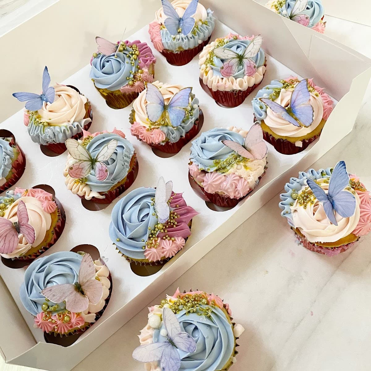 Wedding cake by Darie's Cupcakes