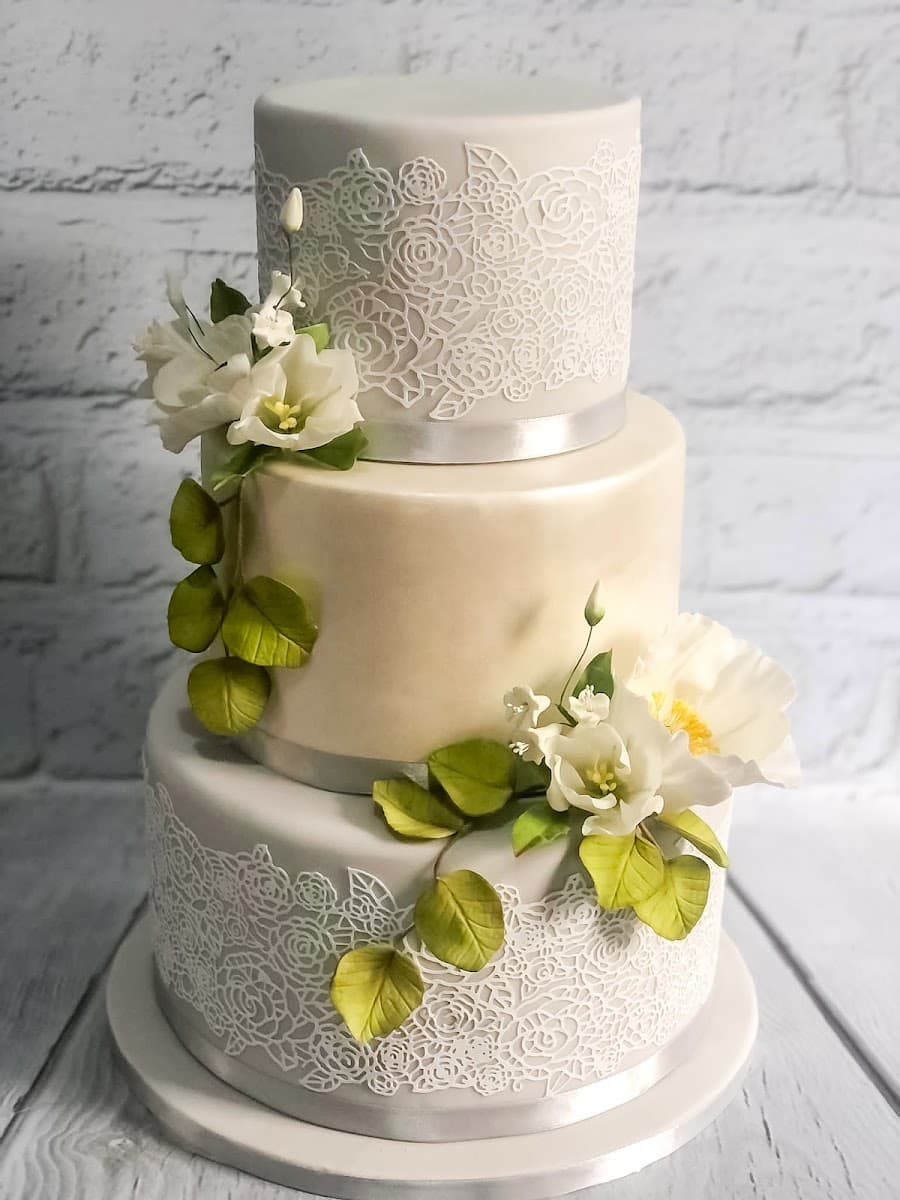 Wedding cake by Razzmatazz Cakes