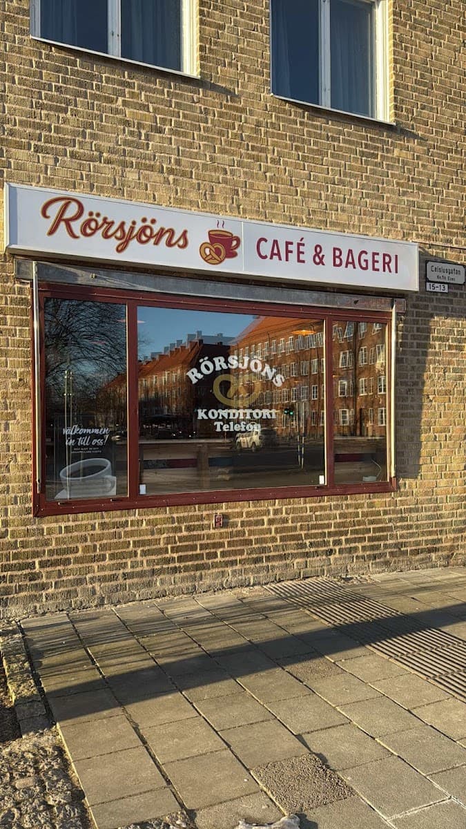Wedding cake by Rörsjöns Café & Bageri