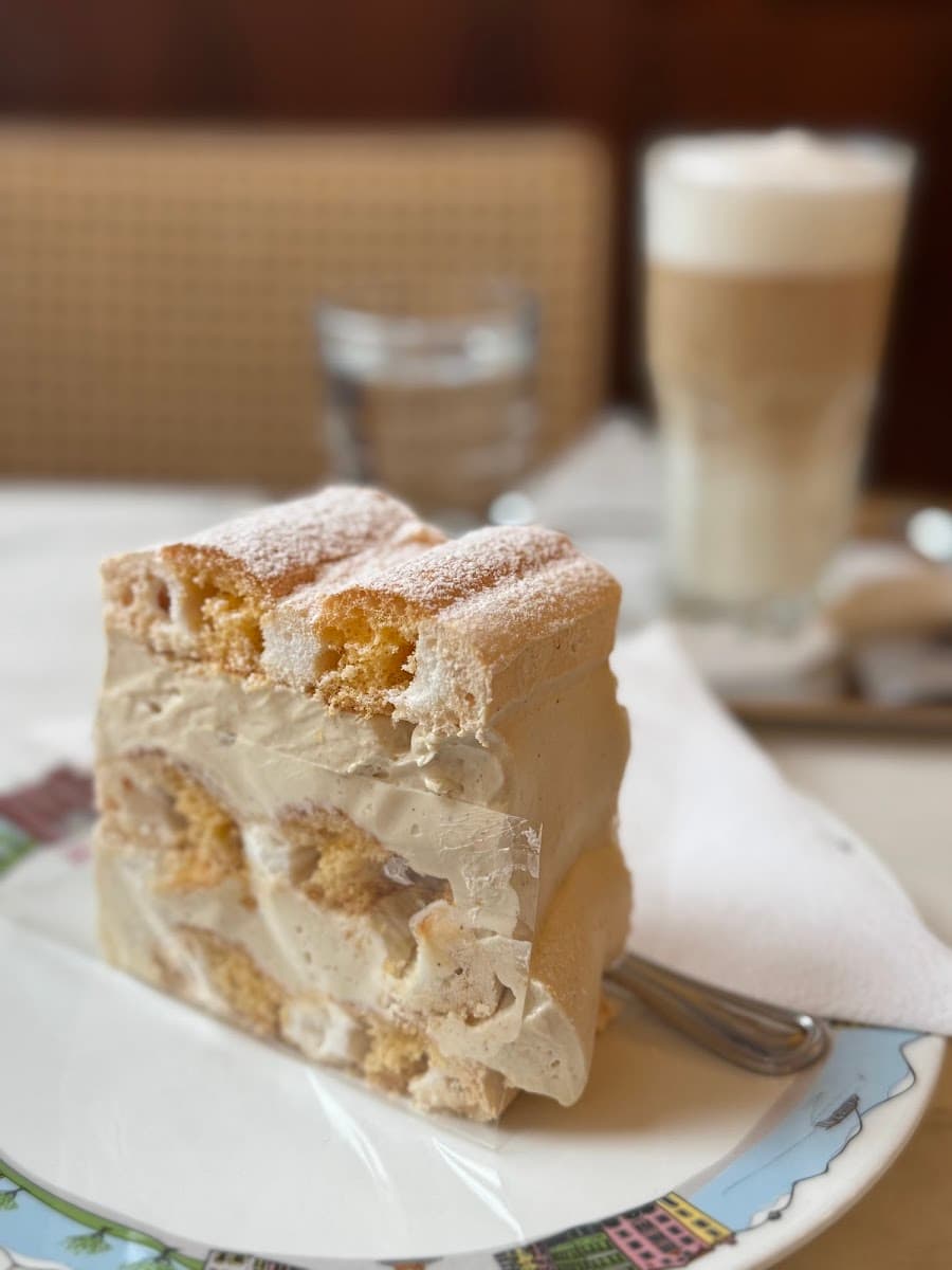 Wedding cake by Café Konditorei Munding seit 1803 in Innsbruck, AT