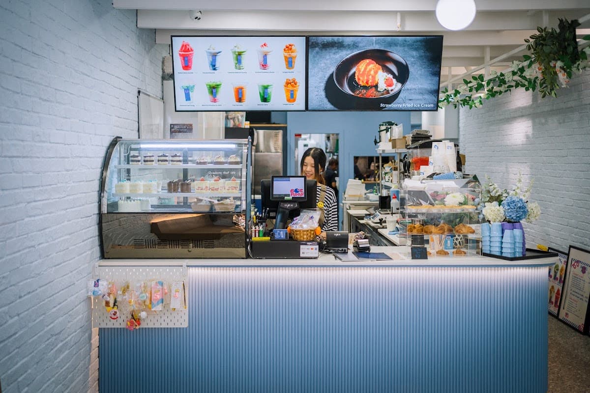 Wedding cake by Blue Moon Cakes & Coffee Thai Cafe