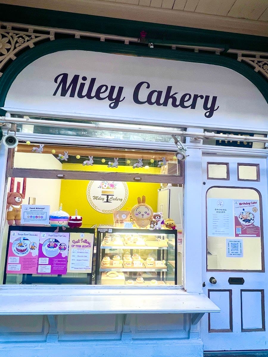 Wedding cake by Miley Cakery