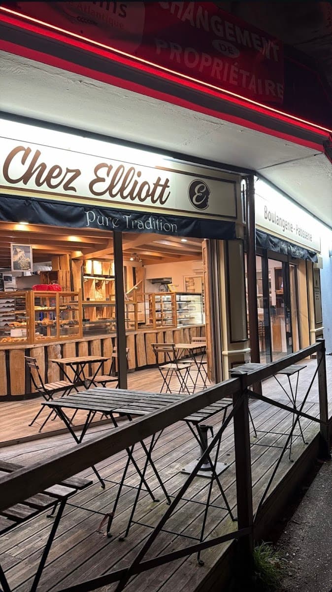 Wedding cake by Chez Elliott Boulangerie, Pâtisserie et Brunch