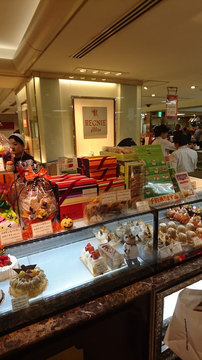 Wedding cake by RÉGNIÉ JR Nagoya Takashimaya Store