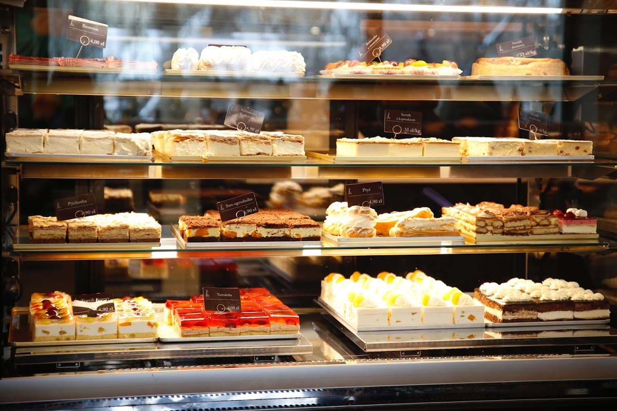 Wedding cake by Nillavee Cakes & Pastries