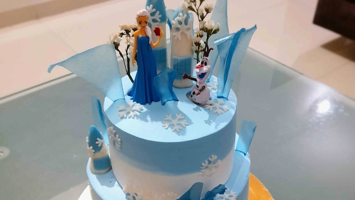 Wedding cake by Mom's Bake by Jasmine Patel Ahmedabad
