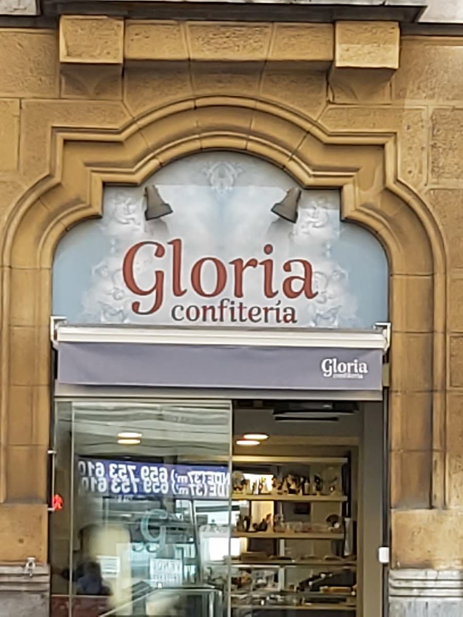 Wedding cake by Confitería Gloria