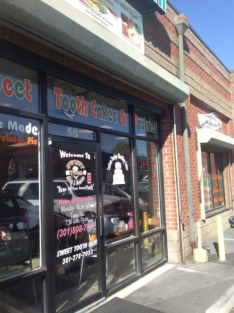 Wedding cake by Sweet Tooth Cafe & Cakes